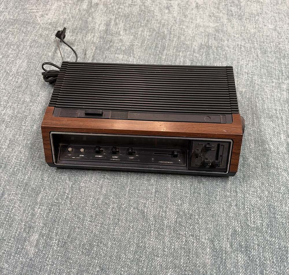 Vintage General Electric GE Model 7-4670F AM/FM Clock Radio Woodgrain